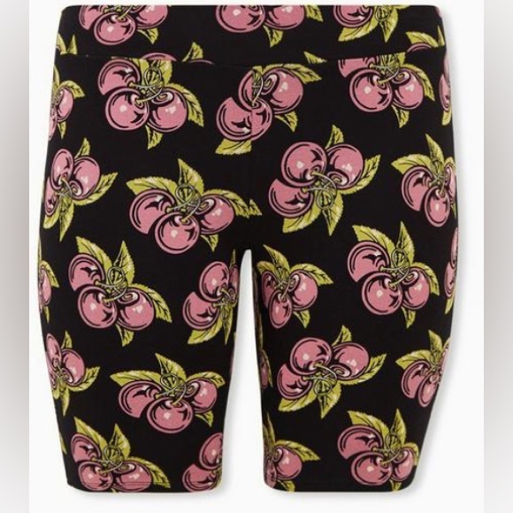 NWT 🍒BETSEY JOHNSON TORRID 2X 🍒CHERRIES 🍒STRETCH BIKE SHORTS - Picture 3 of 12